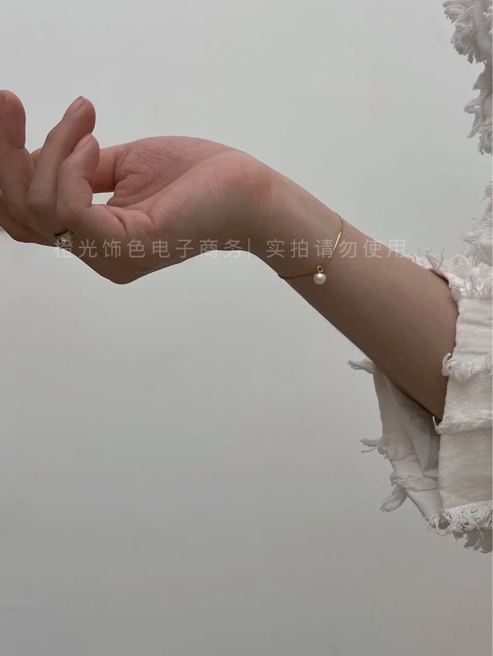 

No need to take a shower. The series is minimalist and stylish, with small details. Gentle unique, niche bracelets for women
