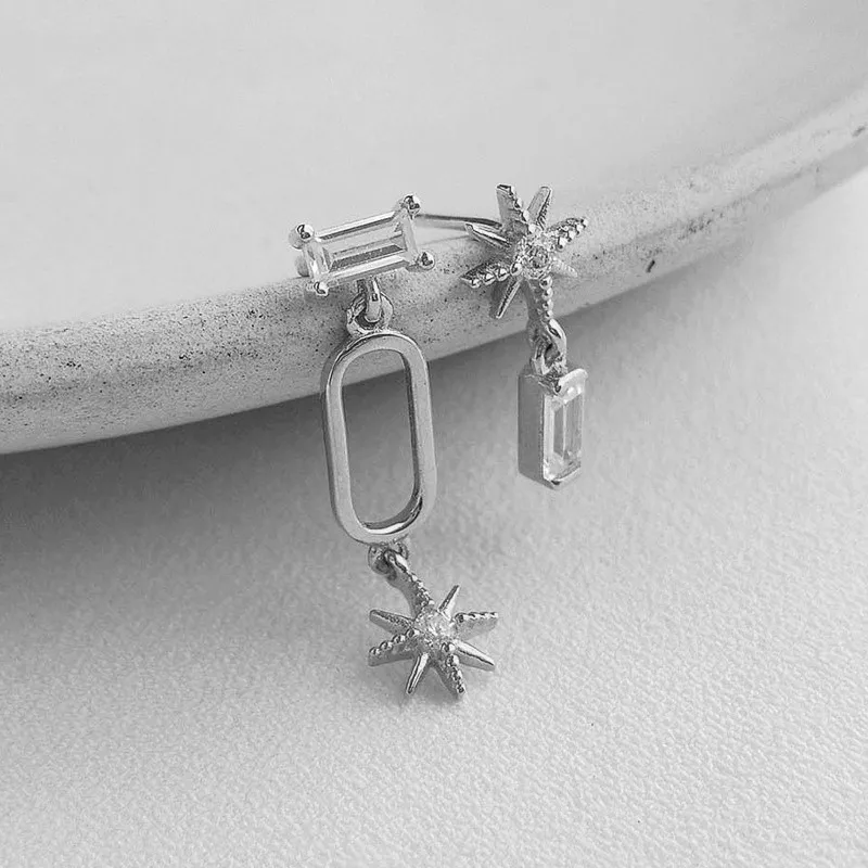 Женские асимметричные серьги-гвоздики серебряного цвета