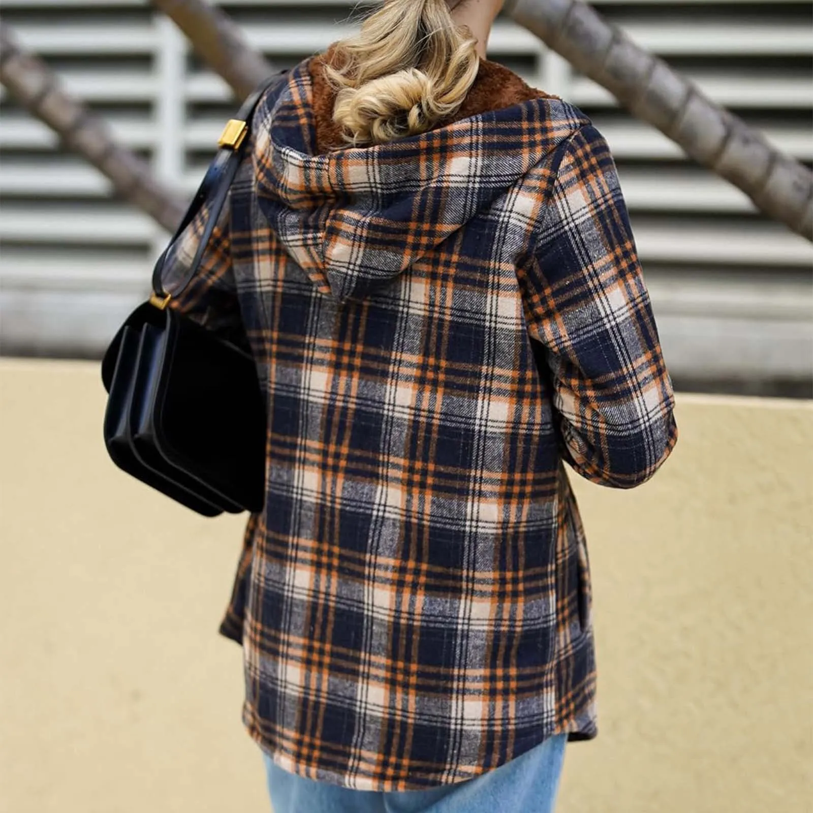 Женская клетчатая короткая куртка с длинным рукавом на пуговицах флисовой