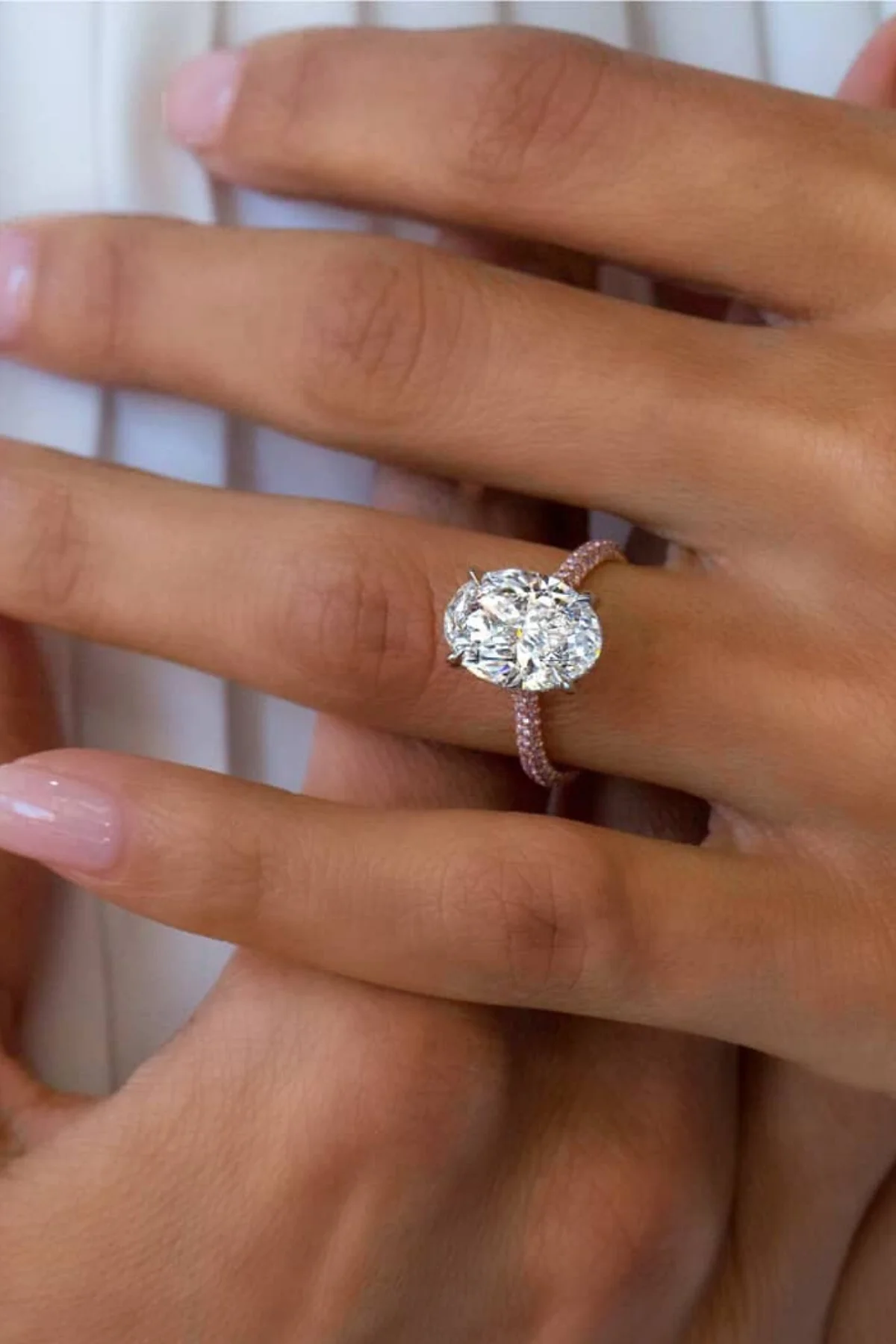 

Кольцо обручальное овальное 6 карат с кристаллами и бриллиантами