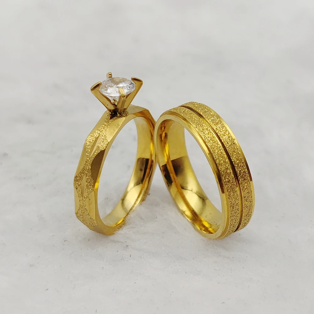 Женское кольцо с крупными камнями покрытое 24-каратным золотом