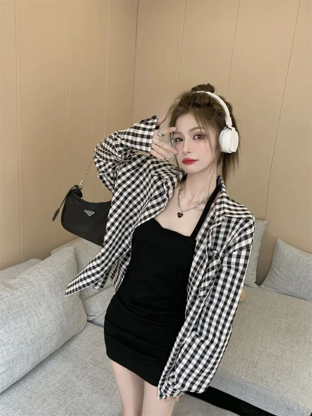 

Spicy girl plaid shirt pure desire wind suspenders hip skirt Slim Slim two-piece commuter dating set 2023 autumn