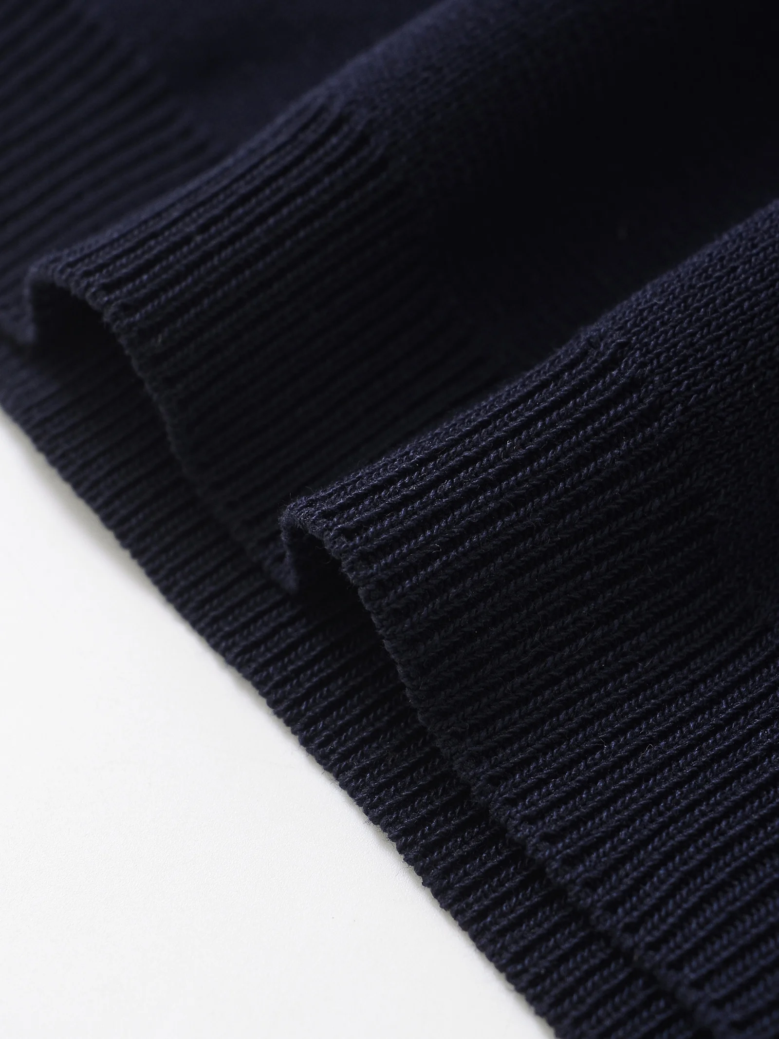 Maxdutti Минималистичная темно-синяя футболка с короткими рукавами женская