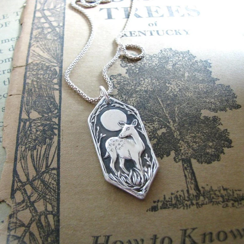 Серебряный и черный цвет лунный ночной Сика олень животное трава шармы