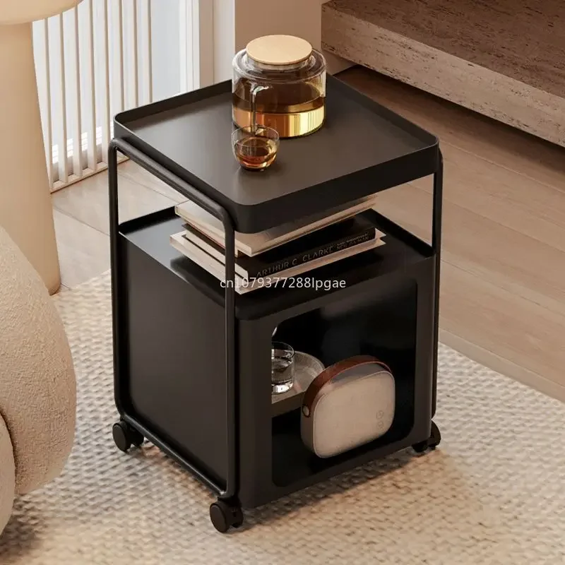 Несколько диванов для гостиной Маленький журнальный столик балкона и спальни