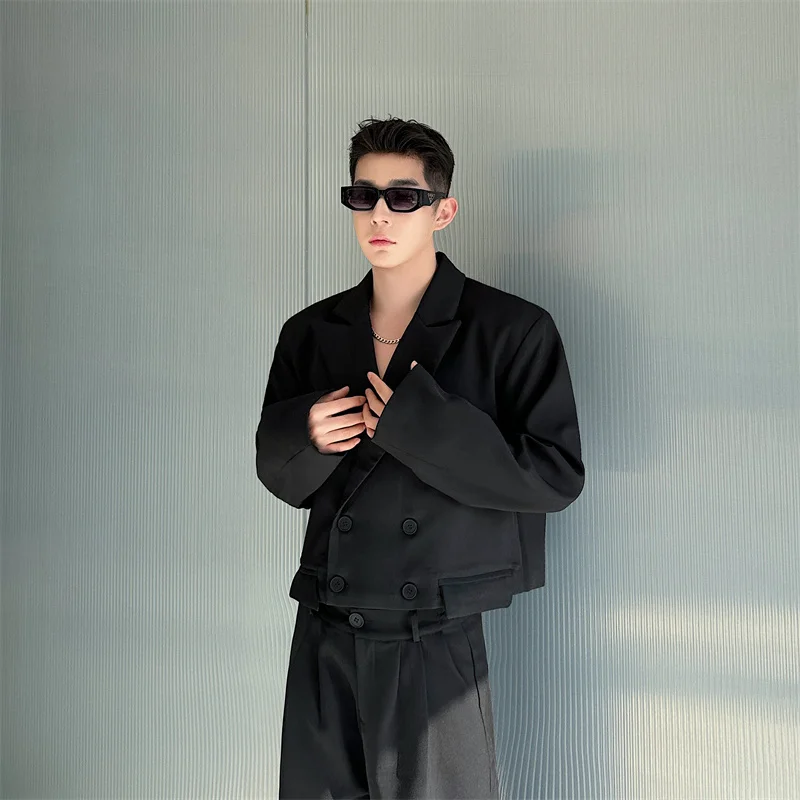 Короткий стильный мужской пиджак