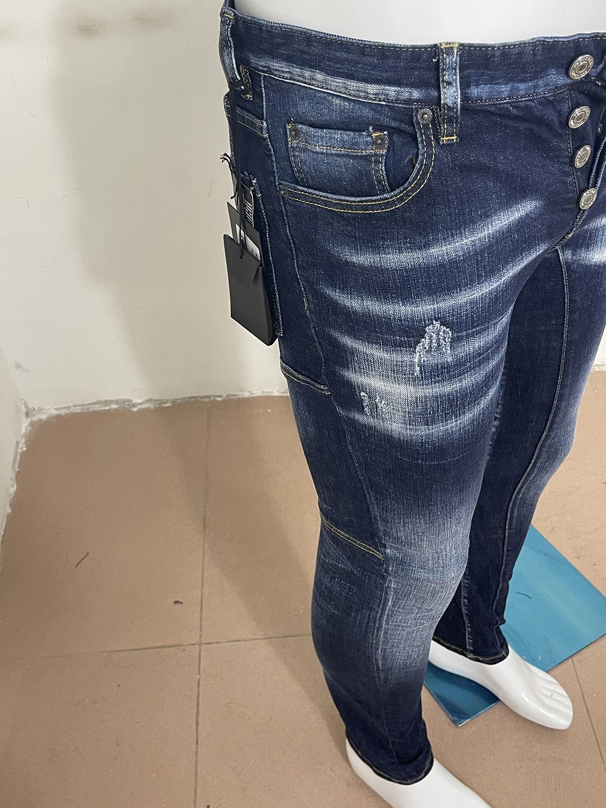 Spring/summer 2023 new style washed and worn micro-bullet slim simple accessories d2 jeans fashion men small feet jeans man