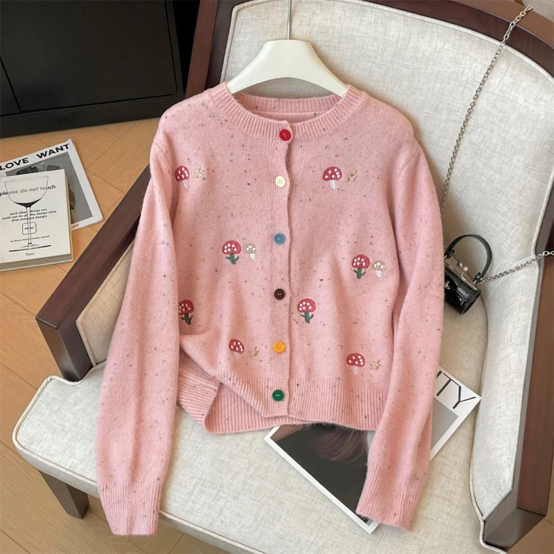 Женский кардиган с вышивкой в виде грибов на пуговицах