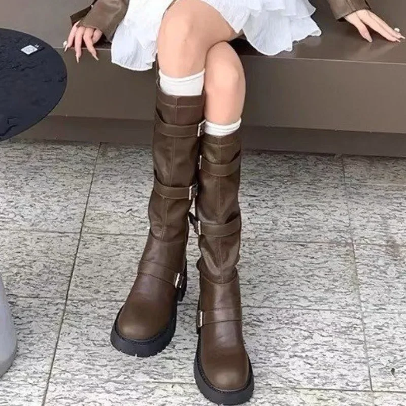 Женские сапоги до колена на массивном каблуке с ремешком и пряжкой цвет