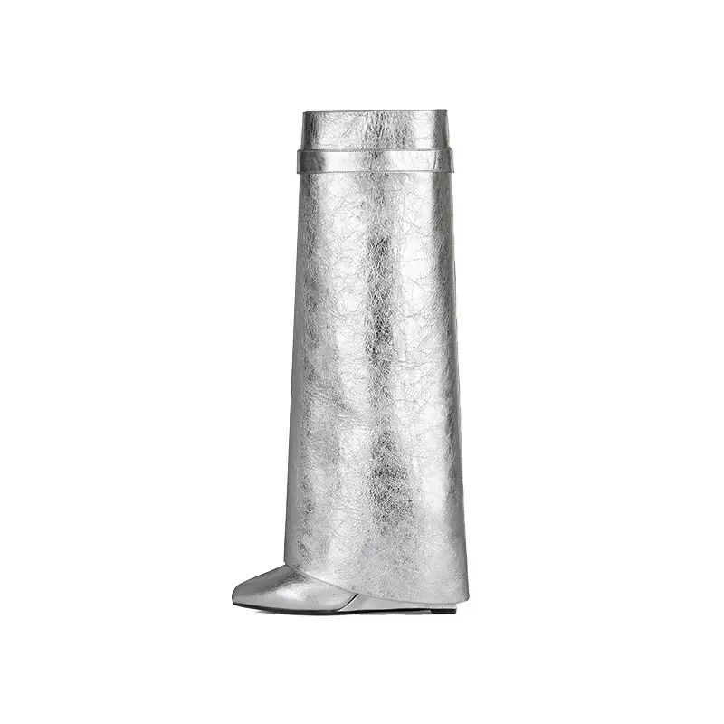 Женские сапоги до колена на толстой подошве и наклонном высоком каблуке