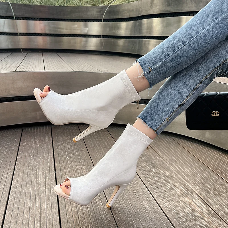 Крутые ботинки с открытым носком Новинка лета 2022 короткие из лакированной кожи