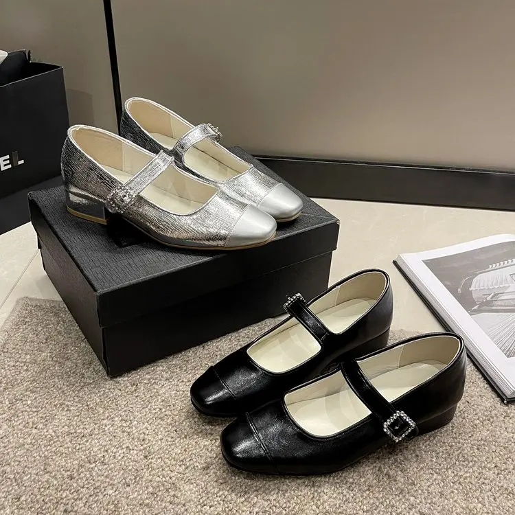 

Туфли Мэри Джейн на толстом каблуке, серебристые туфли-лодочки с квадратным носком и ремешком с пряжкой, женские лакированные туфли из искусственной кожи на среднем каблуке, 2023