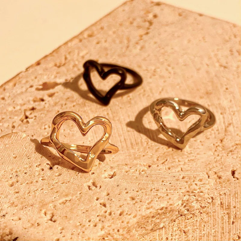 

2023 New Fashion Minimalism Hollow Heart Ring Black Gold Color Jewelry for Women Girls Sweet Couple Rings Aesthetic Accessories
