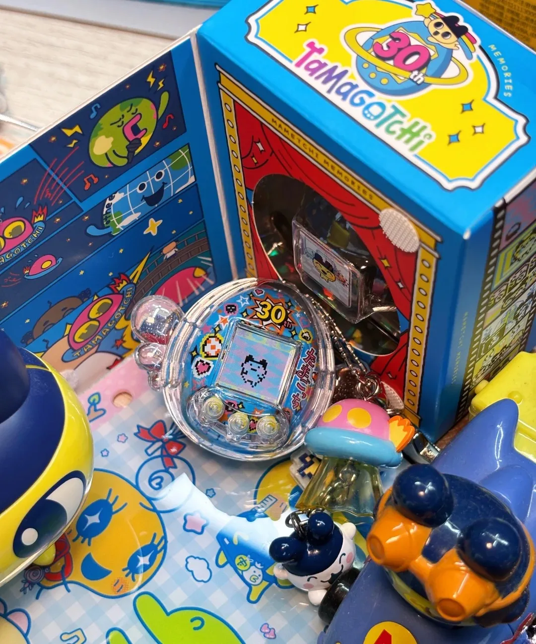 Фото PB Bandai Tamagotchi Nano - Mametchi Memories к 30-летию (желтый / синий) - коллекционный декор для рабочего стола, подарок. №3