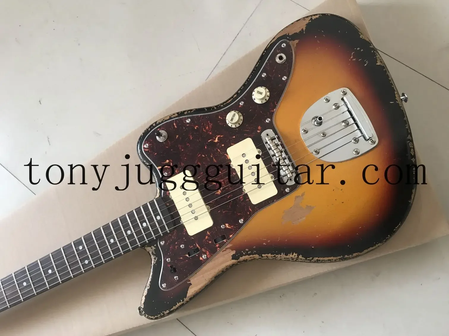 

1959 Jazzmaster Heave Relic Faded 3-Tone Sunburst Electric Guitar Wide Lollar Pickups, Red Pearl Pickguard, Vintage Tuner