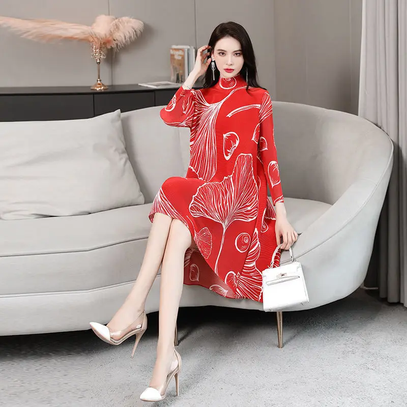 

Female dress 2022 autumn and winter new fashion expense mother dress loose large size bottom skirt red print pleated dress
