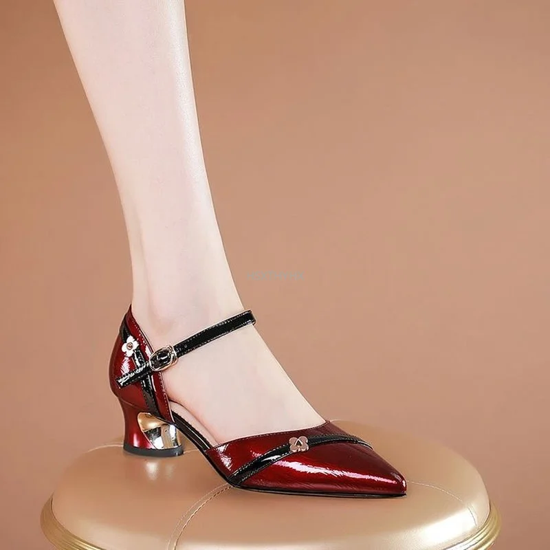 

Новинка 2022, женская мягкая кожа, модная сексуальная привлекательная обувь Ummer, ремешок с пряжкой на лодыжке, женские сандалии винного цвета ...