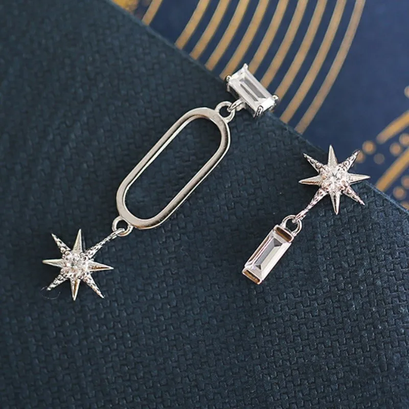 Женские асимметричные серьги-гвоздики серебряного цвета