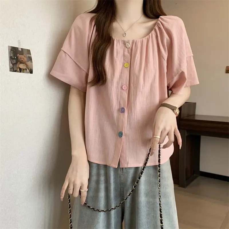 Блузка женская однотонная плиссированная с коротким рукавом и круглым вырезом