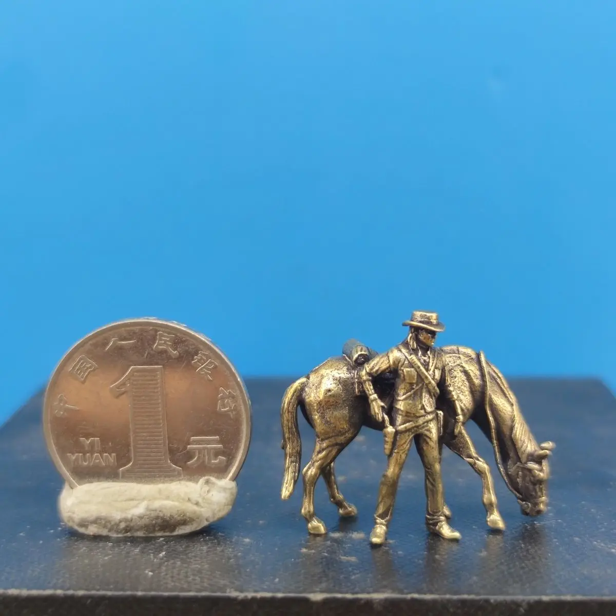 

Миниатюрная латунная модель ковбоя