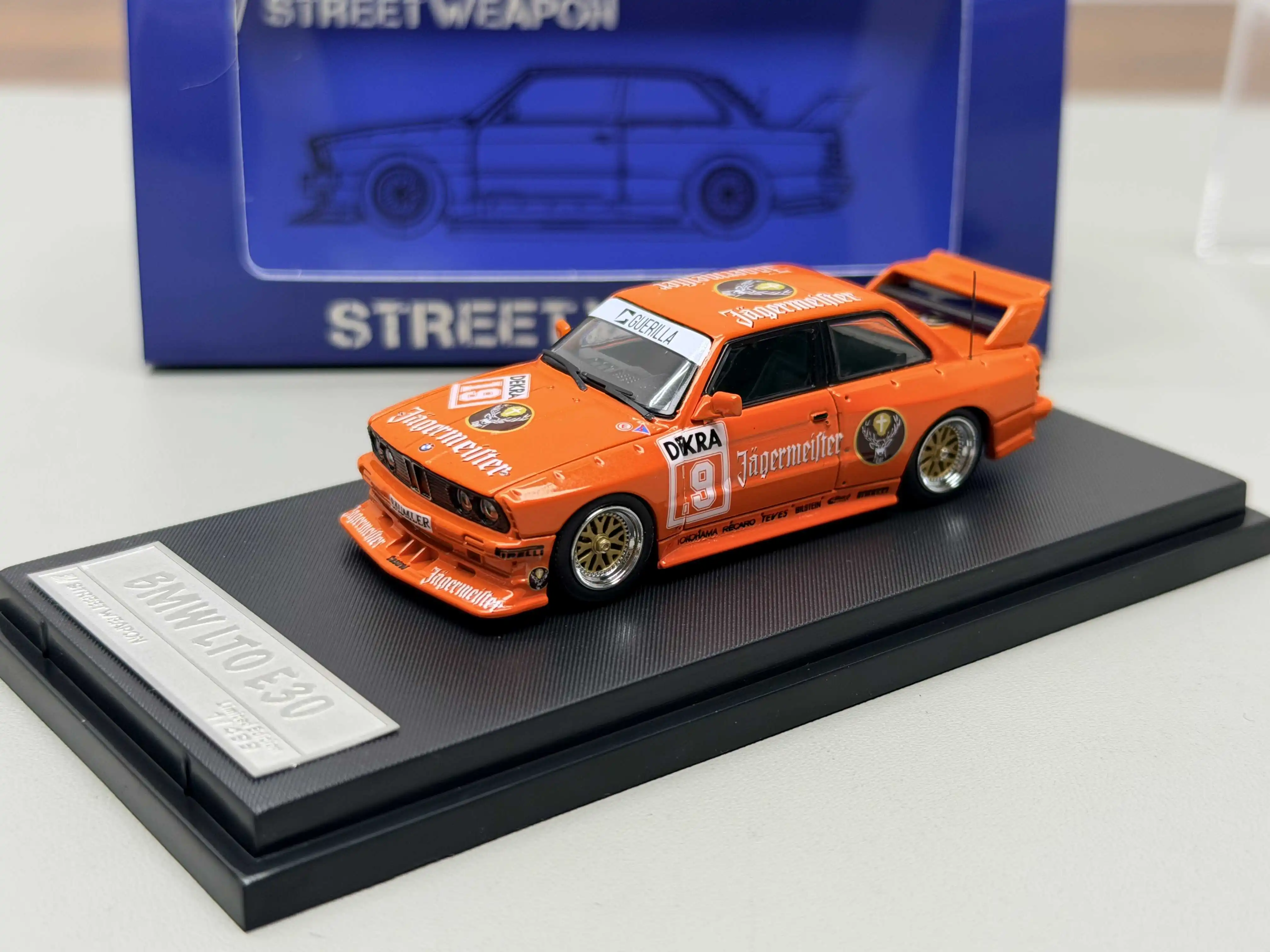 Фото Масштабная модель автомобиля BMW E30 M3 LTO из литого металла, 1:64 №2