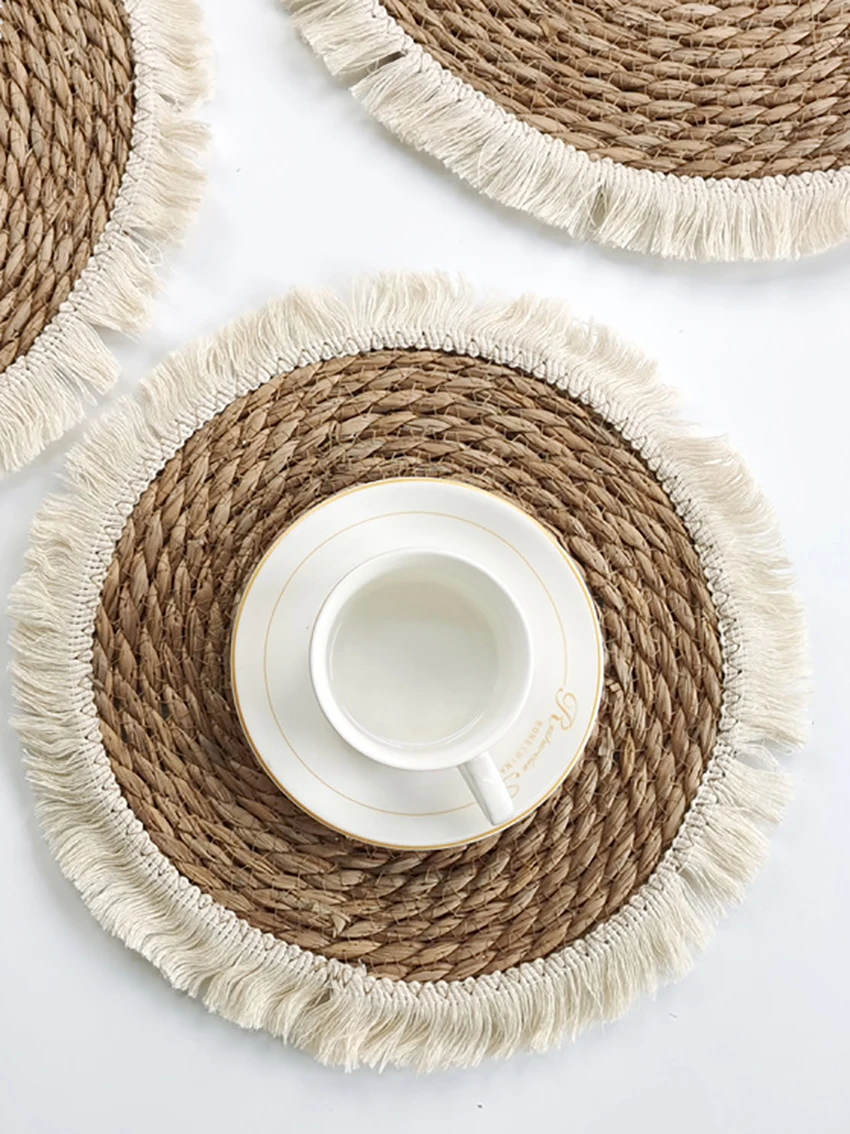 

4PCS Woven Tassel Straw Placemats Bohemian Thick Mat Bushel Cup Coaster Knitting Table Plate Mat for Wedding Dinning Table Decor