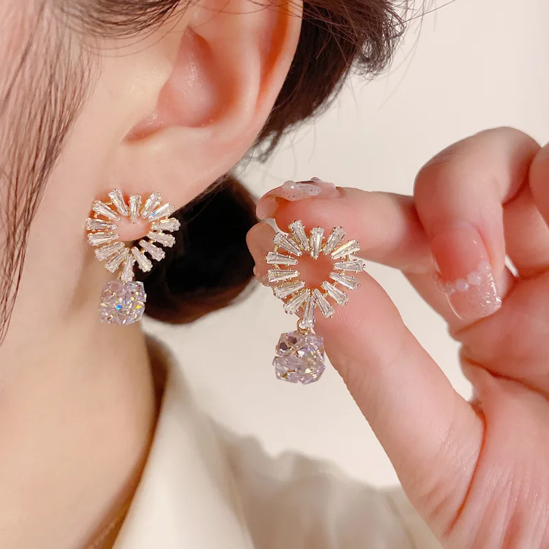 

2022 Luxury Bling Crystal Heart Dangle Earrings Brincos Party Jewelry