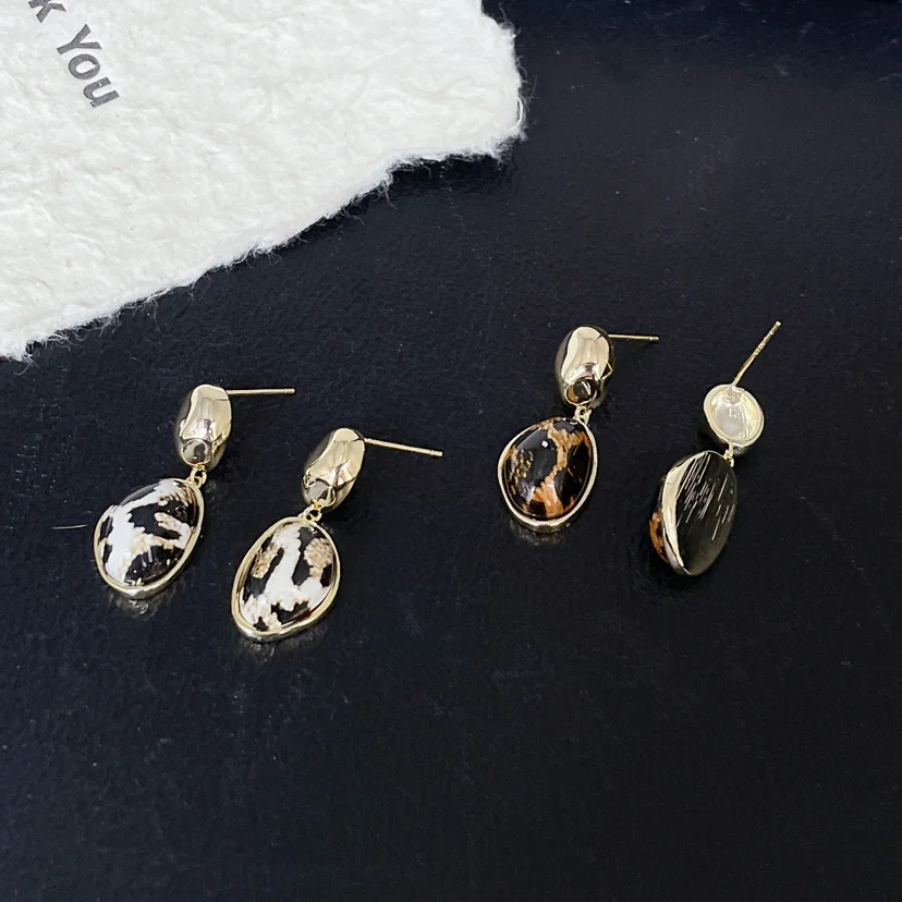 Модные универсальные серьги-гвоздики с леопардовым принтом из серебра 925 пробы