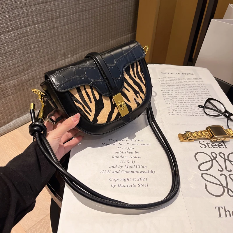 

Fashion Lady Saddle Shoulder Bag Winter New Female Luxury Handbags Vintage Leather Bag for Women with Card Holder and Mirror