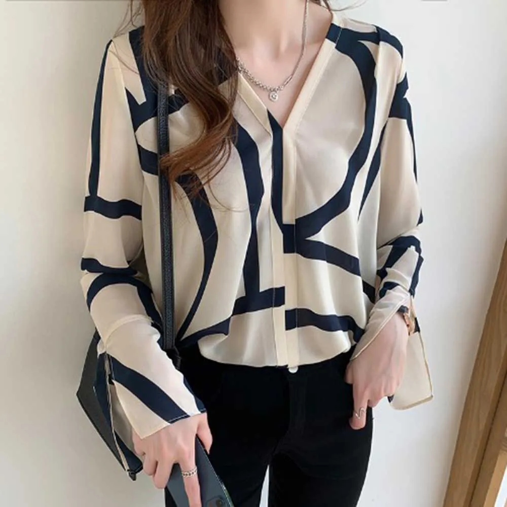 

Striped Shirt Female Design Sense 2022 V-neck Spring Retro Hong Kong Style Split Horn Sleeve Chiffon Blouse Casual Ladies Tops