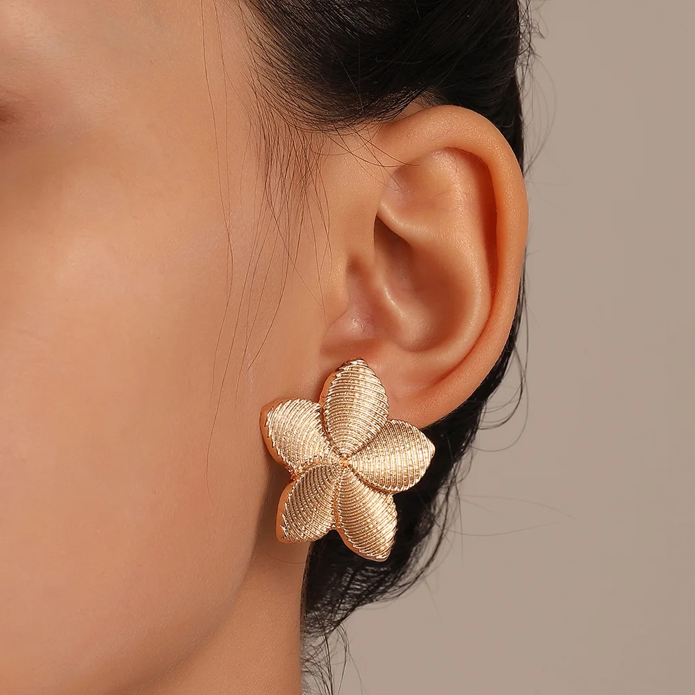

Simple Golden Flower Earrings For Women Luxury Gold Five Petals Fashion Lady Jewelry Gift