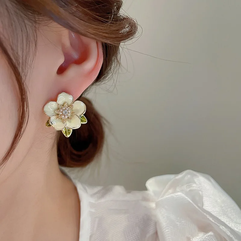 

MODOMA 2023 New Vintage Earrings For Women Luxury Jewelry French Camellia Design Piercing Hoop Earrings Female Accessories