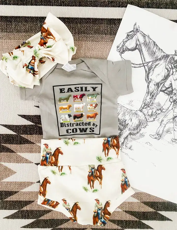 

Модный летний комплект одежды для маленьких мальчиков и девочек, боди с коротким рукавом и мультяшным принтом коровы, шорты и повязка на гол...