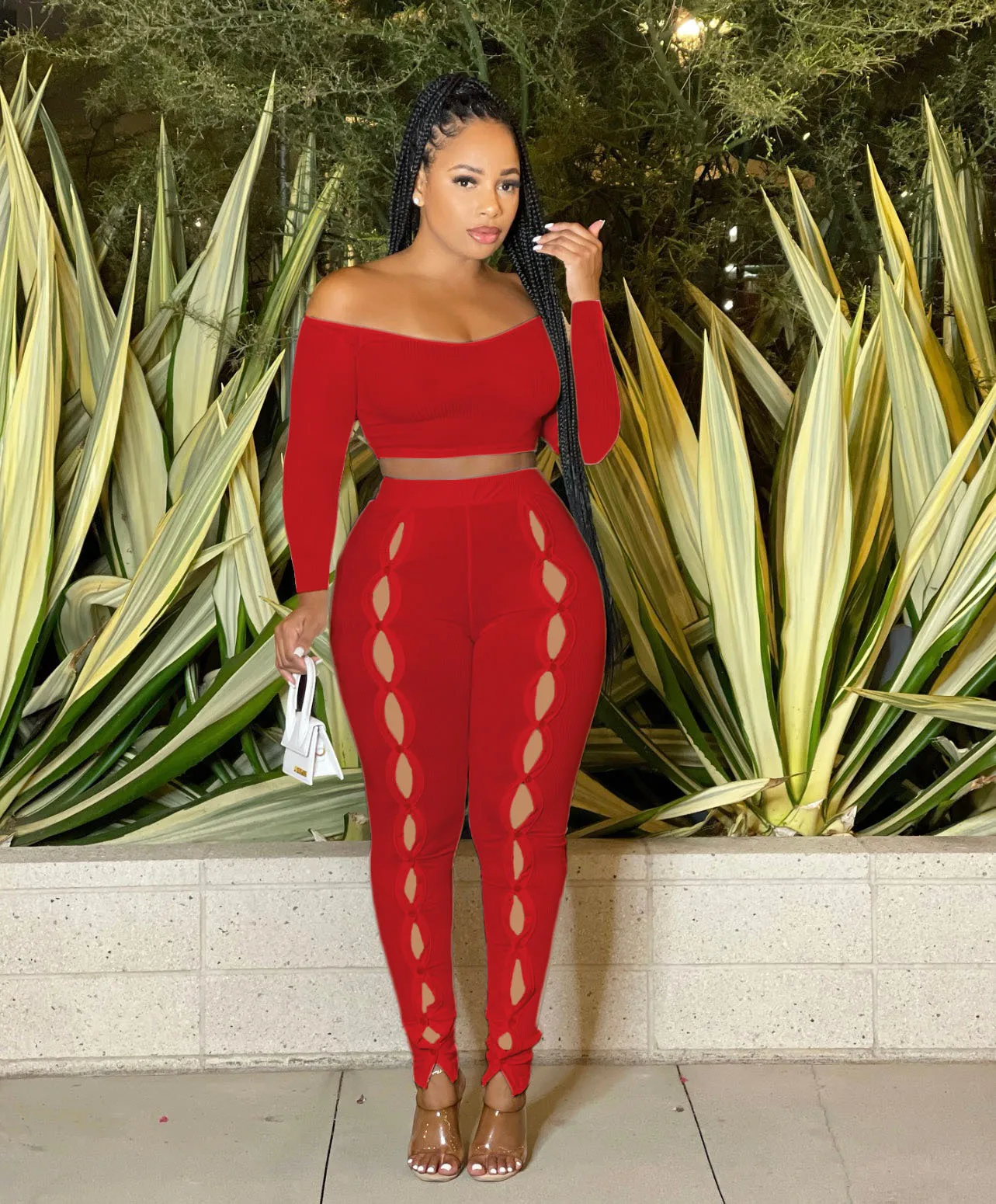 

Женский костюм из двух предметов с открытыми плечами и длинным рукавом