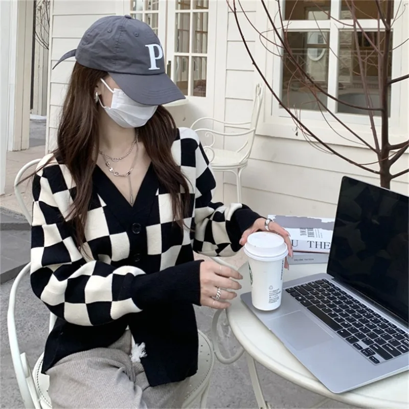 

Retro checkered sweater autumn and winter new Korean fashion loose V-neck top