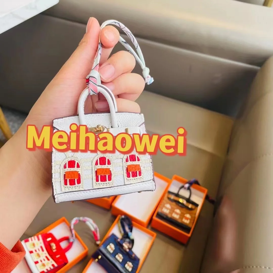 

2022 New Mini Palm Pattern Leather Small House Platinum Small Bag Car Ornament Headphone Bag Cute Car Key Chain Pendant Birt
