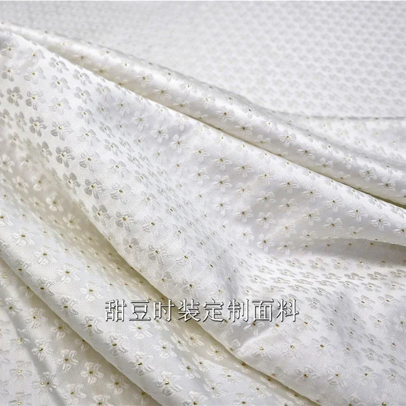 Золотая шелковая парча жаккардовая ткань маленькая цветочная пряжа окрашенная в