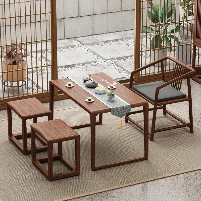 Старый стол Yumu и небольшой стул