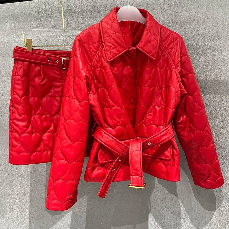 

Женский модельный комплект из 2-х предметов, красная куртка из натуральной кожи с узором в виде сердечек и юбка из овечьей кожи, пикантная мини-юбка, 2023