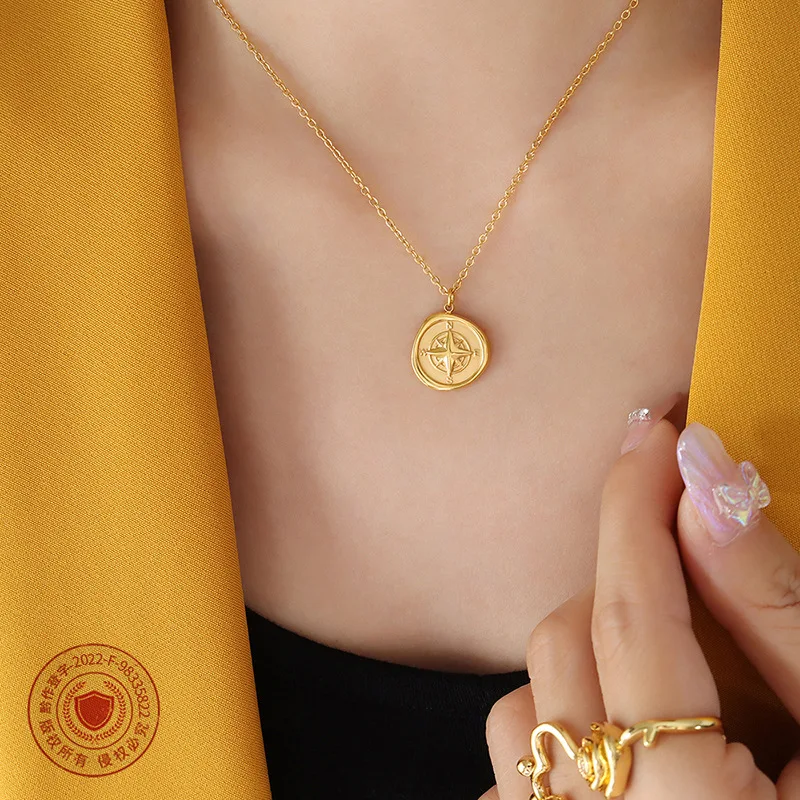 

2022 Trend Medal Pendant Necklace Compass Pattern Titanium Steel Clavicle Chain Fashion Creative Accessories