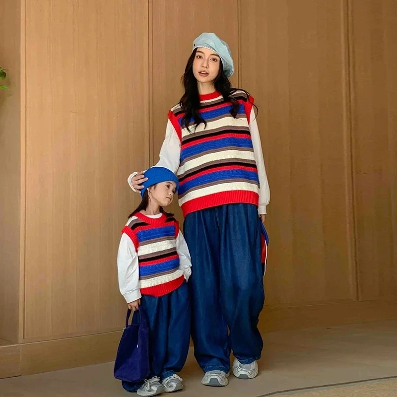 Вязаный жилет без рукавов для мамы и сына в полоску