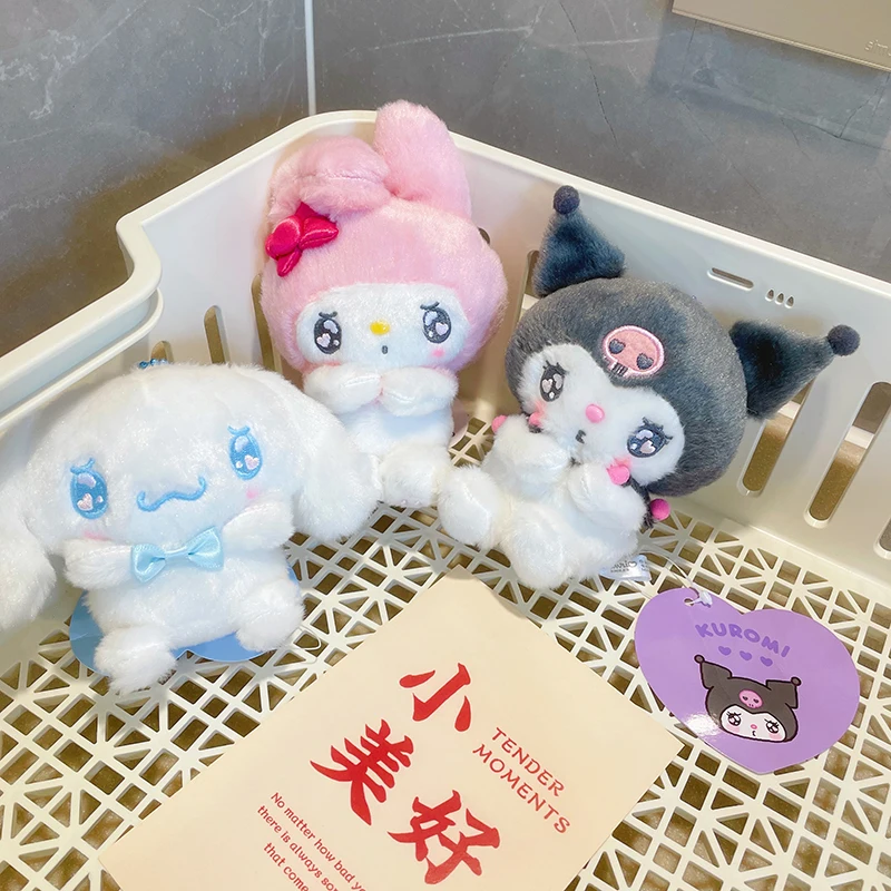 

Аниме Sanrio плюшевые игрушки подвесной Cinnamoroll Kuromi, фигурки, жалобы, кавайные 12 см, мягкая набивная сумка, кулон, плюшевая игрушка-марионетка