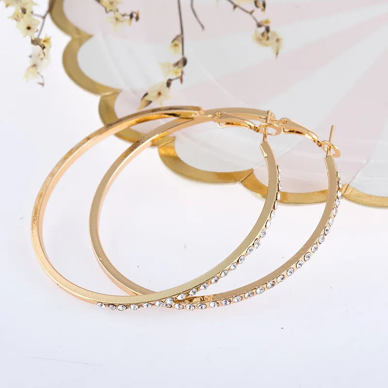 

Simple Lady Style Inlaid Zircon Earrings Fashionable Temperament Metal Ball Earrings