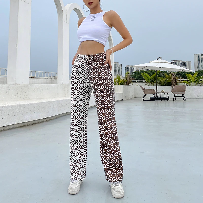 

Джинсы женские прямые с завышенной талией и принтом в виде сердца