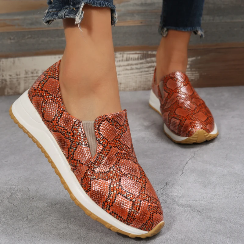 

Кроссовки без шнуровки, Новинка весна-осень 2023, модная универсальная Уличная обувь на танкетке со змеиным узором, повседневные удобные лофе...