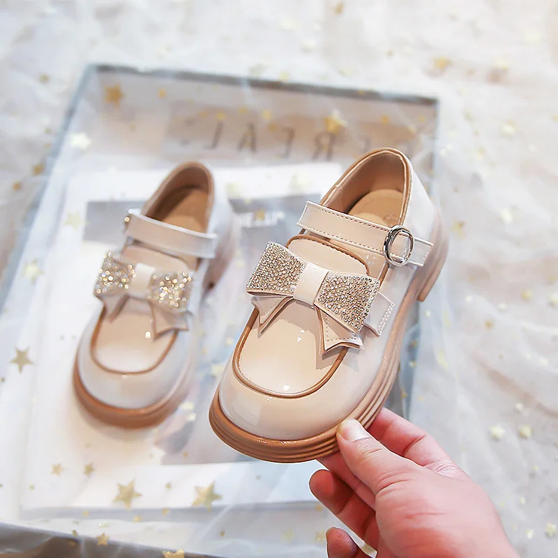 Детская обувь из лакированной кожи с окантовкой женская бантом и петлей весна 2023