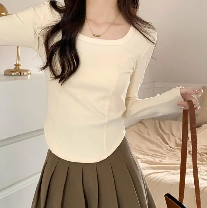 

Женская Однотонная футболка с квадратным вырезом