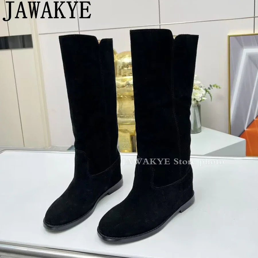 Женские замшевые сапоги до колена высокие на танкетке высоком каблуке модные