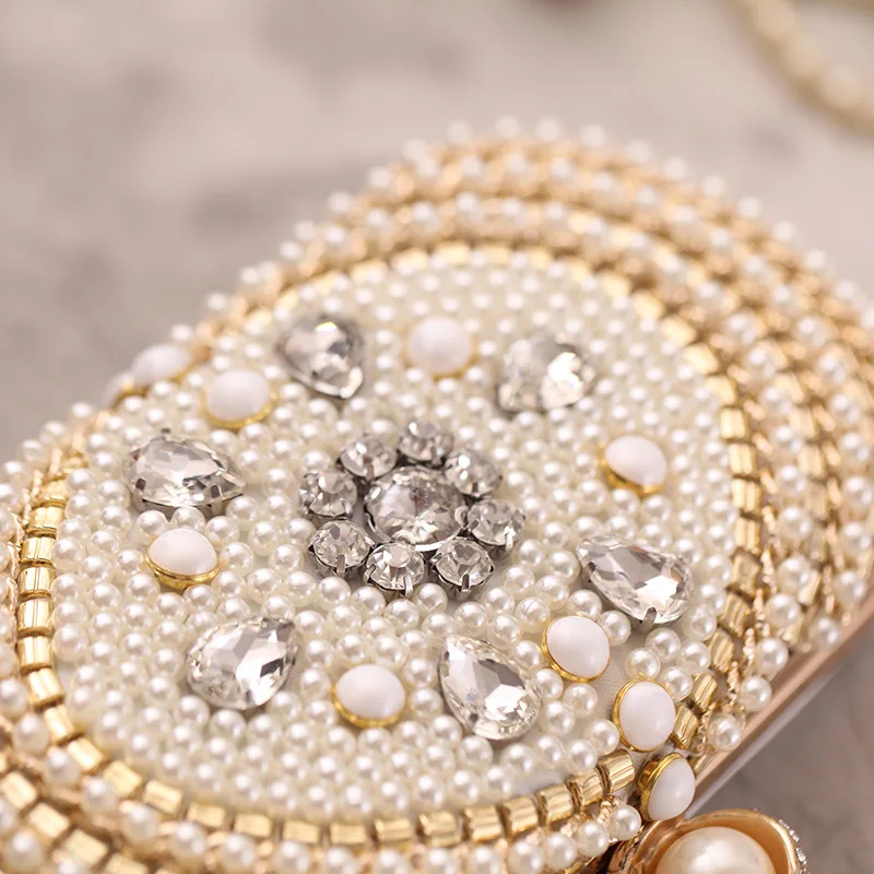 Женская сумка-клатч с жемчугом