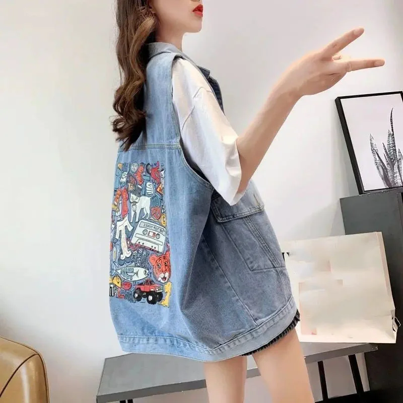 Фото Новый джинсовый жилет для женщин, джинсы Veste, женская повседневная куртка без рукавов, корейский свободный женский жилет средней длины с принтом, S-4XL №5